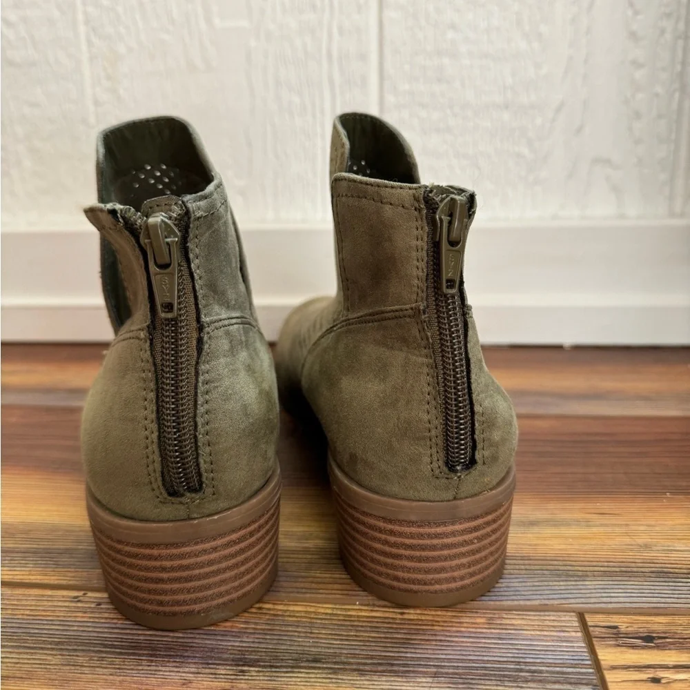 Francesca’s olive green booties size 8 1/2m